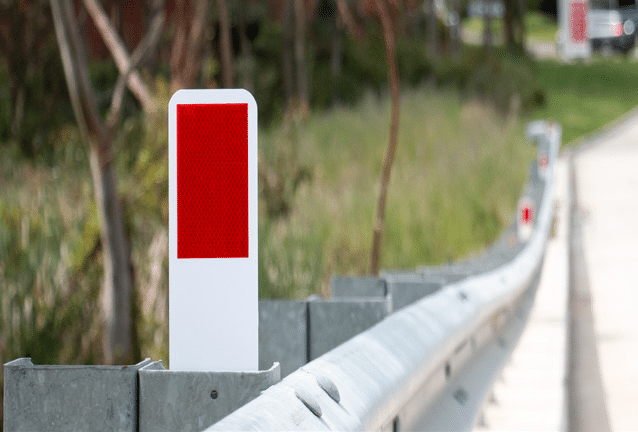 Red and white hylyte delinetor