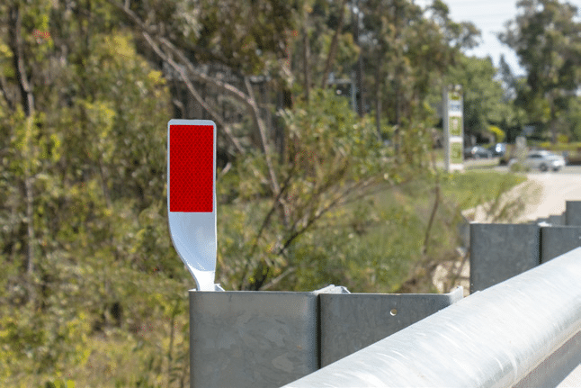 Twisted Red and white hylyte delinetors