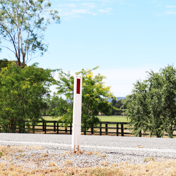 Flexi360-pro-2 Red and white reflective road marker in a country road